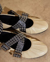 Zapatos planos con correa cruzada y taches metálicos - look urbano