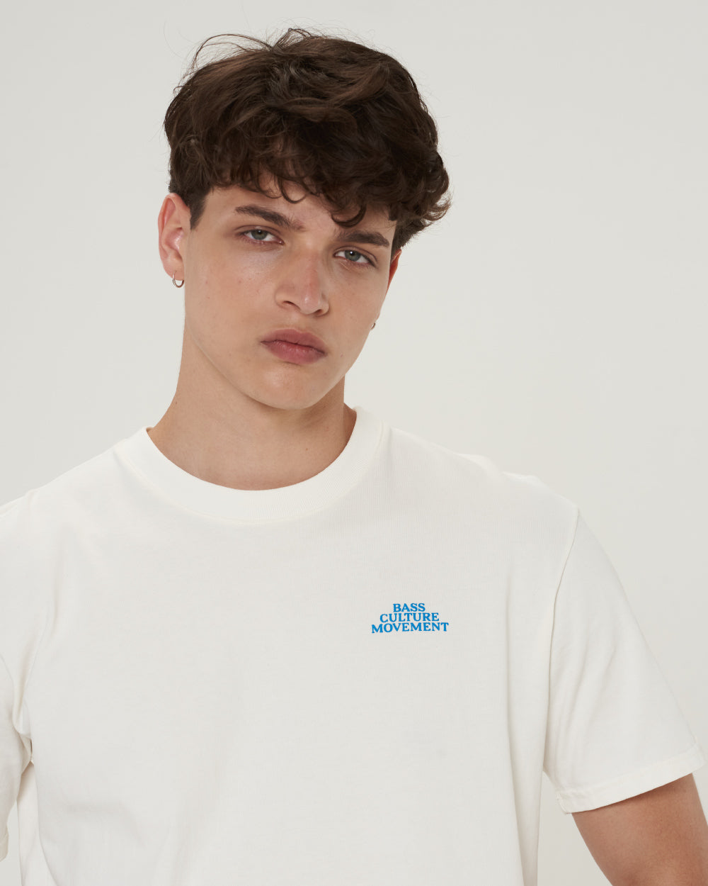Bass-Tee-camiseta-blanca-hombre-estampado-azul