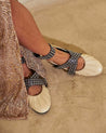 Baletas elegantes de cuero beige con correa ajustable en tobillo - estilo moderno