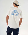 Camiseta BASS TEE blanca con estampado azul en espalda - Urbanrock