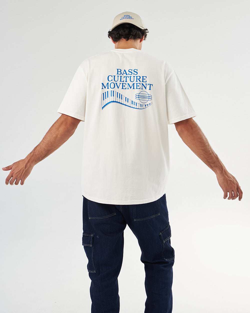 Vista frontal de la camiseta oversized BASS TEE blanca - Urbanrock