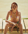 bikini-sesgos-contrastantes-mujer-daylight-urban-rock