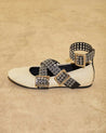 Baletas Butter Kat Flats en cuero beige con correa negra y taches metálicos - Urban Rock

