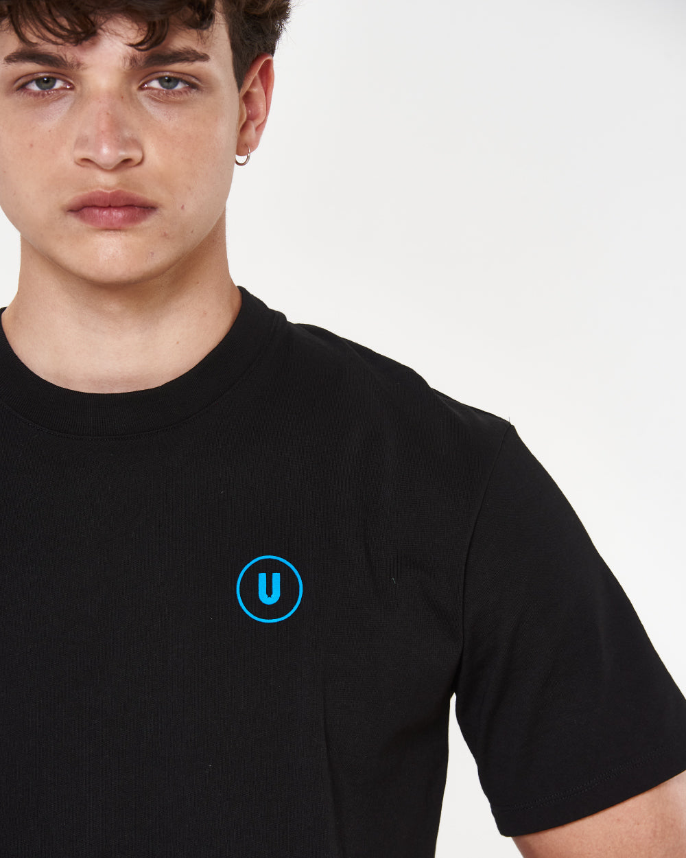 camiseta-manga-corta-negra-hombre
