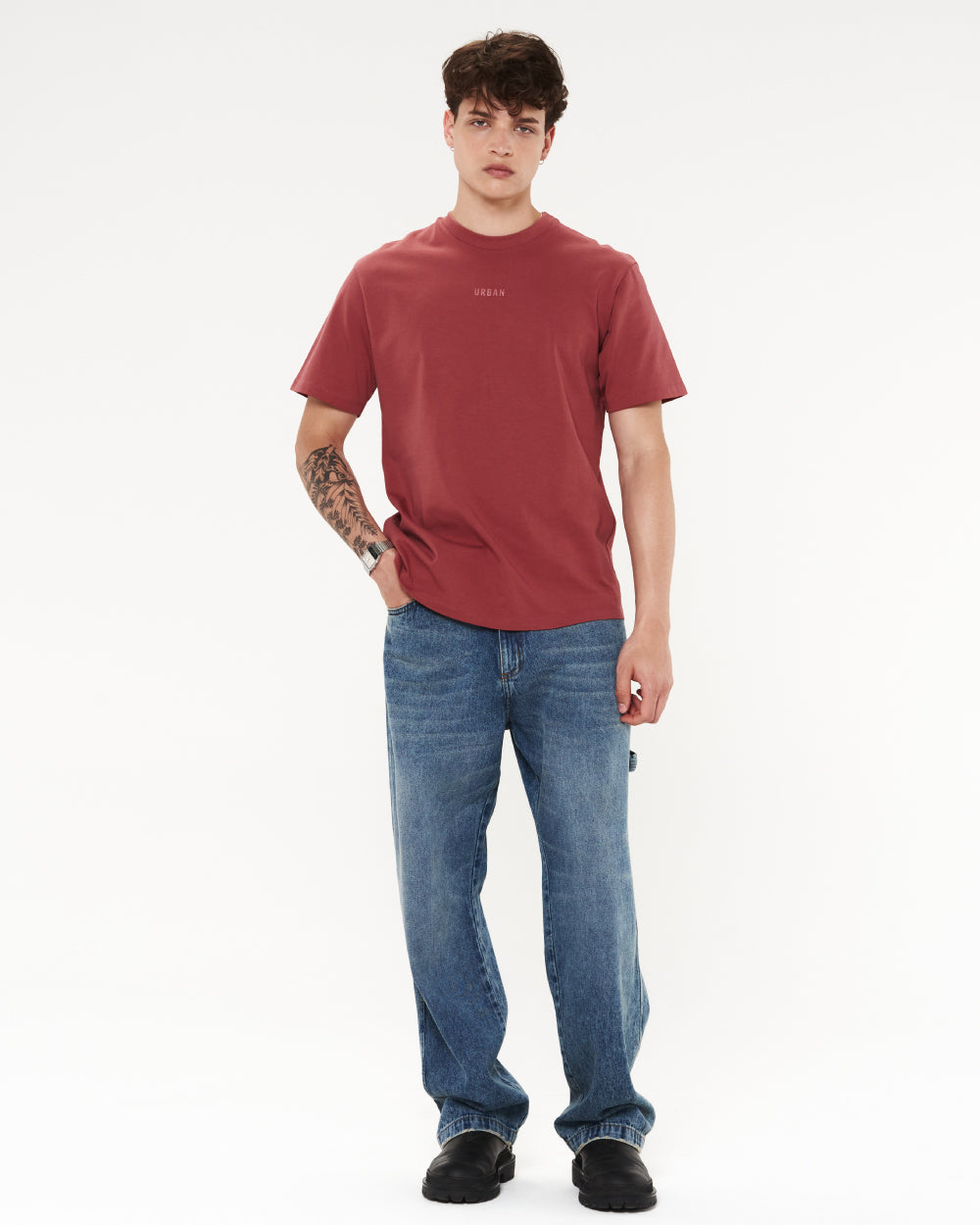 camiseta-rosada-hombre-look-casual