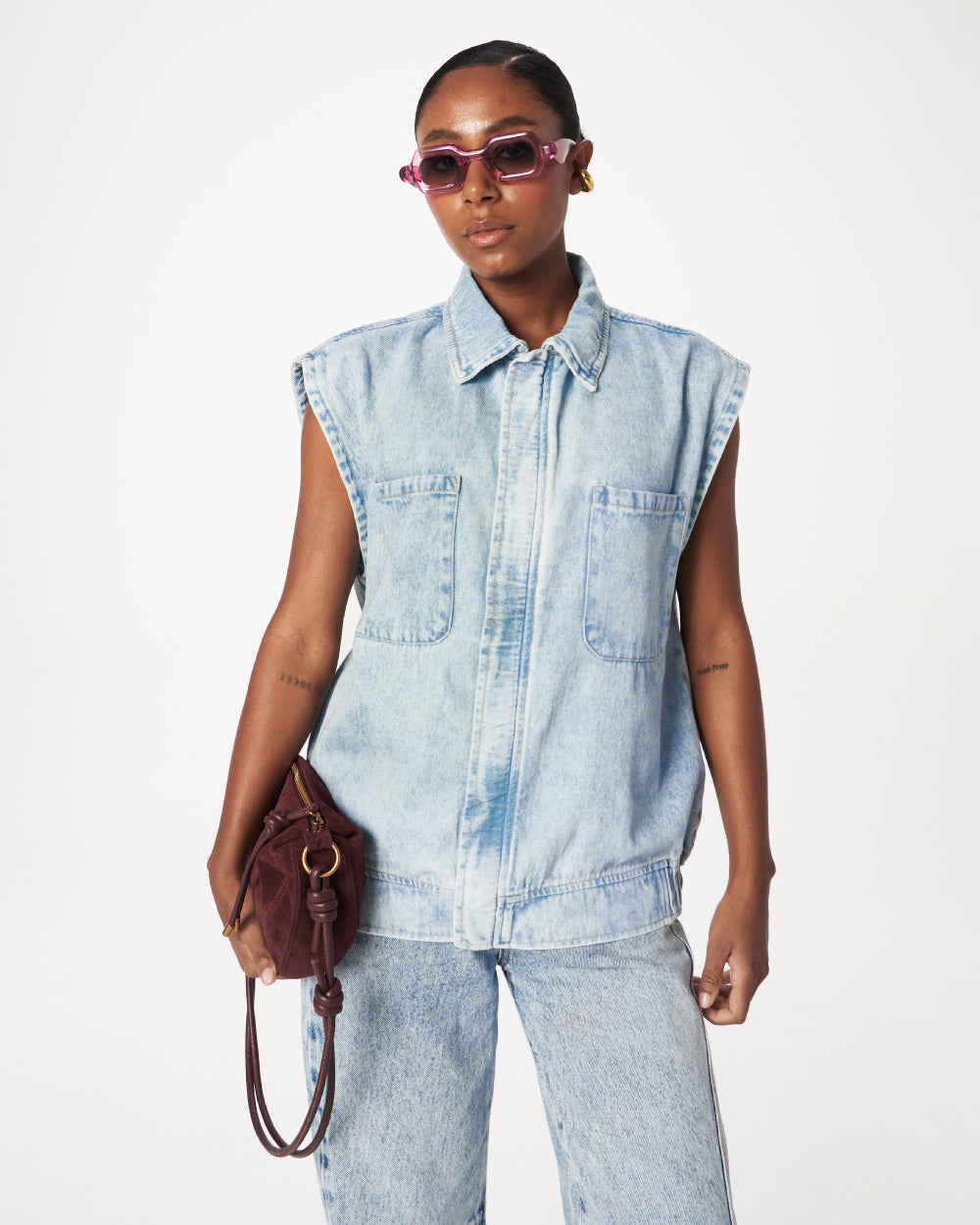 chaleco-en-denim-con-cortes