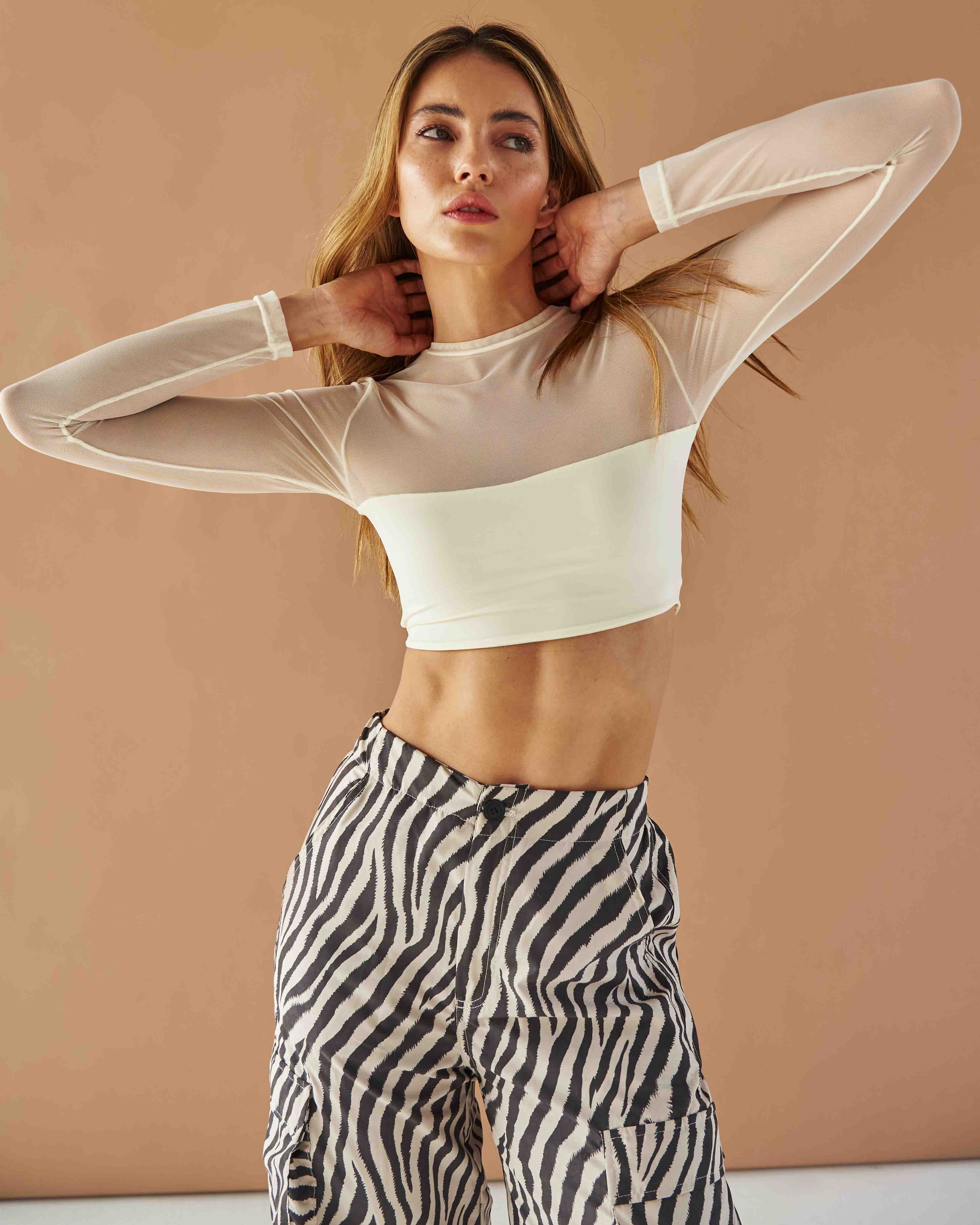 crop-top-blanco-escote-recto-vanilla-mesh-top-urban-rock

