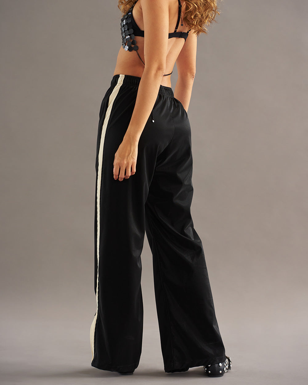 cuerina-satinada-corte-blanco-lateral-urbanrock