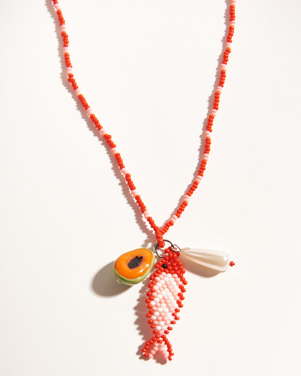 Detalle de cuentas de vidrio multicolor en collar Fisher - Urbanrock