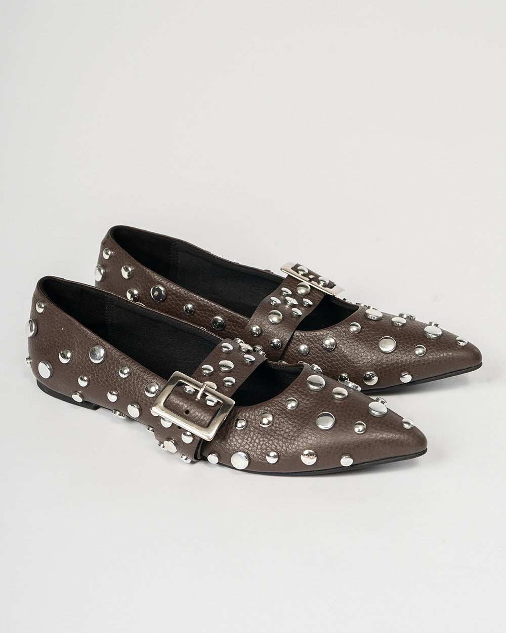 Flats mujer marrón cool con taches metálicos - tendencia Urban Rock