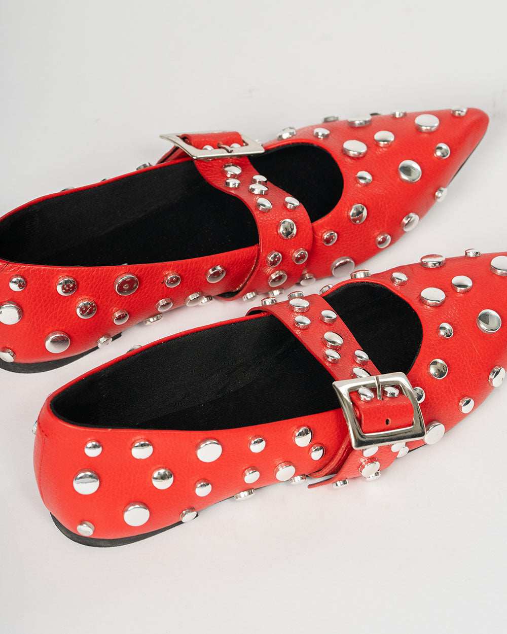 Flats rojos con taches metálicos para looks cool - estilo Urban Rock