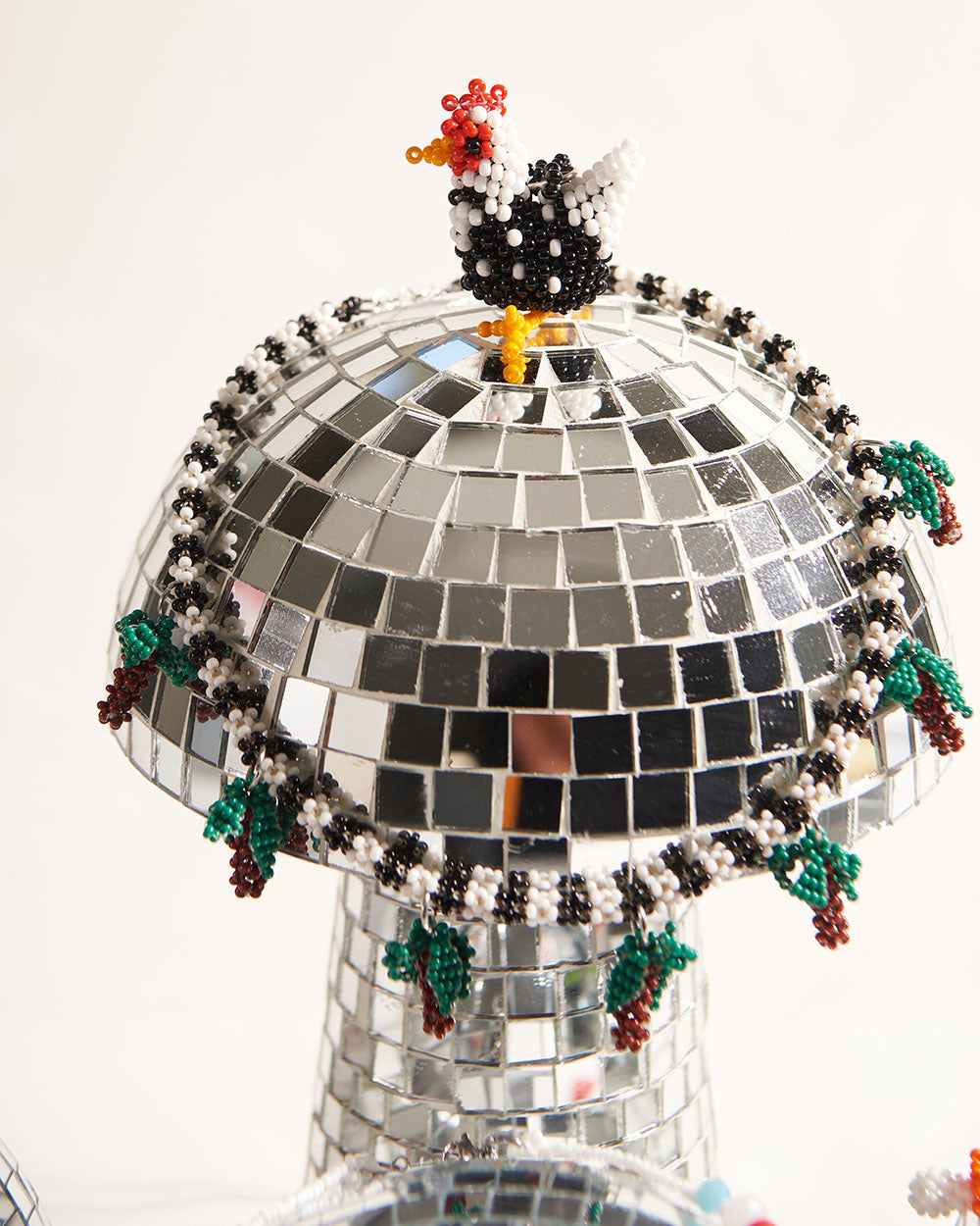 Detalle de cuentas de vidrio multicolor en collar Gallina - Urbanrock