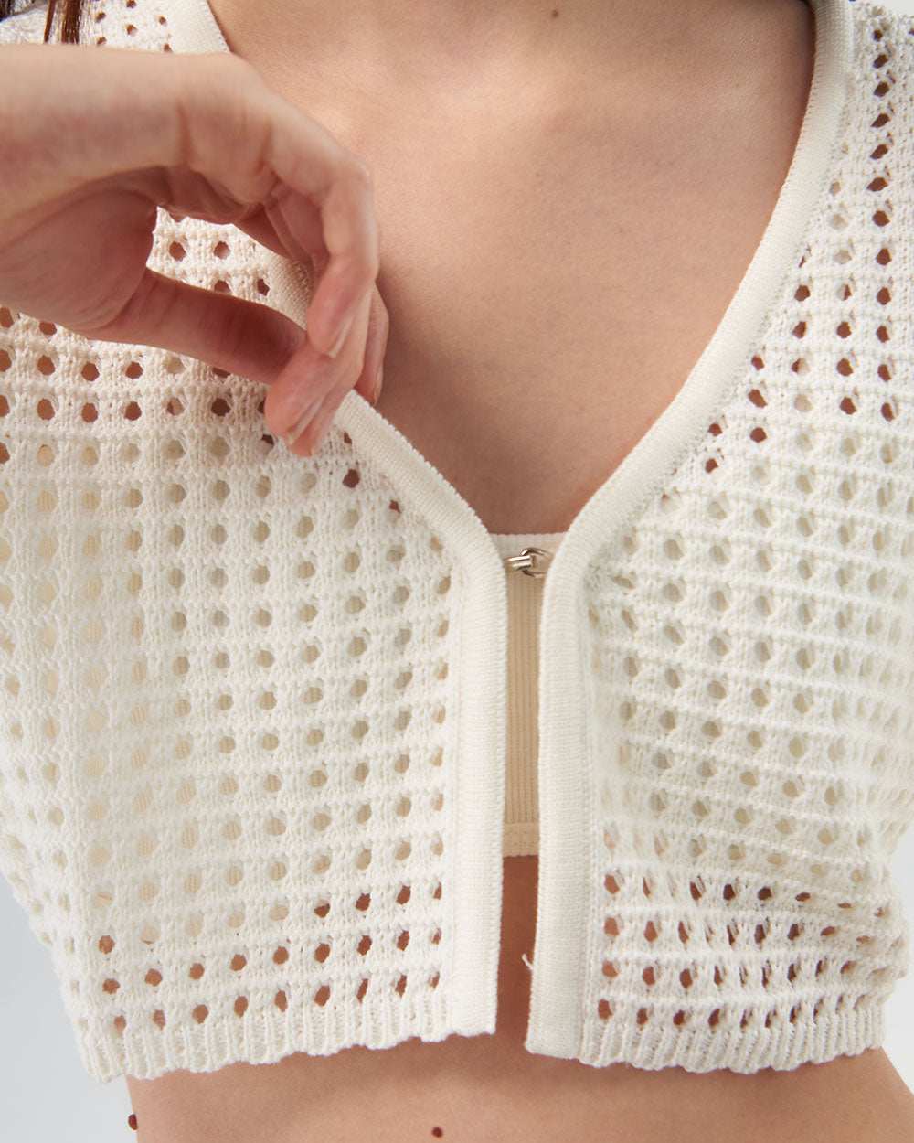 Detalle broche metálico plateado del Cardigan Gally blanco - Urbanrock

