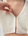 Detalle broche metálico plateado del Cardigan Gally blanco - Urbanrock

