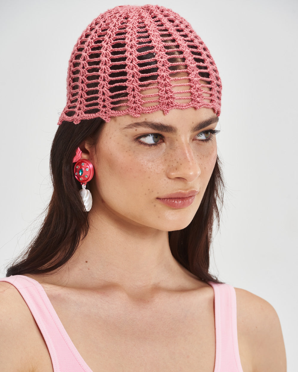 gorro-tejido-a-mano-rosa