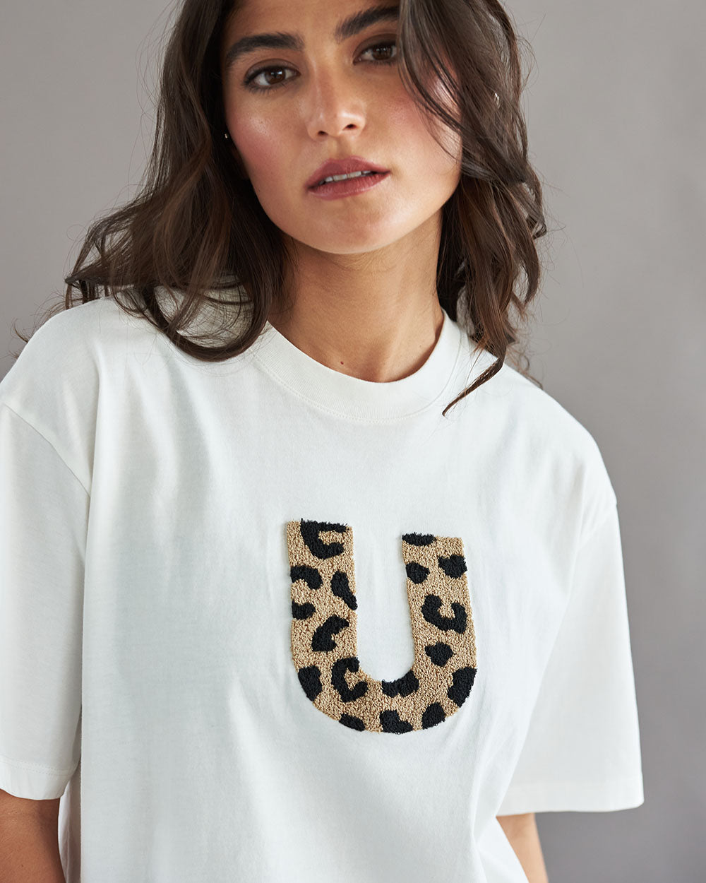 Detalle del parche "U de Urban" en animal print texturizado - Urbanrock