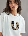 Detalle del parche "U de Urban" en animal print texturizado - Urbanrock