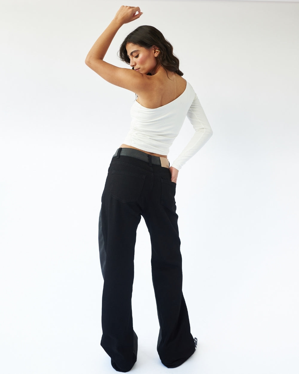 jeans-black-mujer-elegante