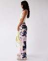 jeans-clasico-detalles-cortes-mujer-wave-jeans-urban-rock-modelo-lado