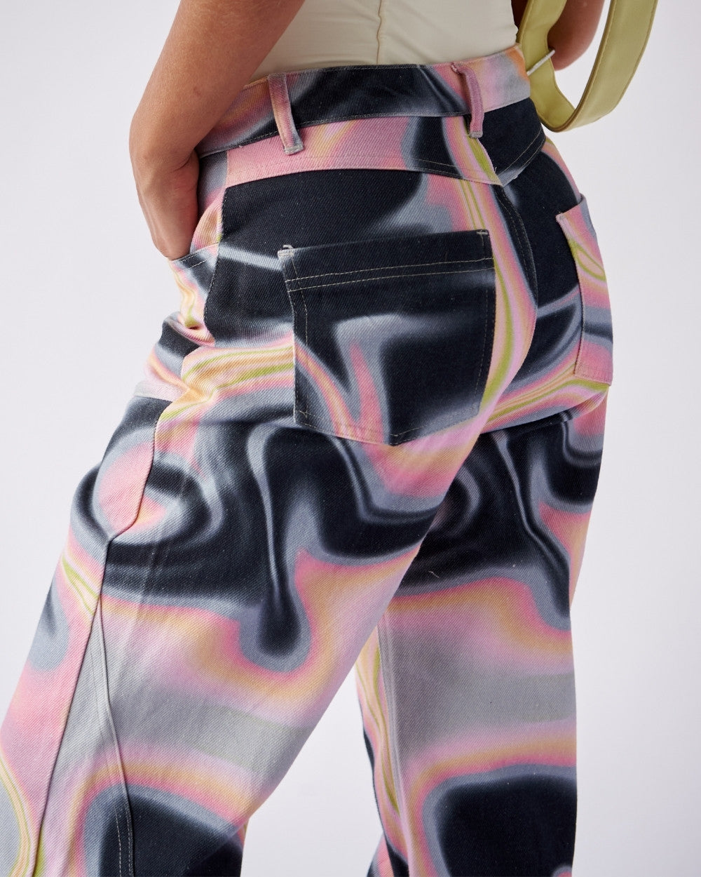 jeans-clasico-detalles-cortes-mujer-wave-jeans-urban-rock-trasera