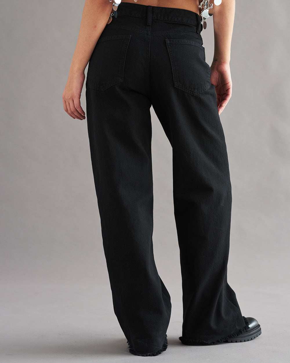 jeans-tendencia-2025-mujer-black-wolf-urban-rock