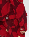 mujer-chaqueta-roja-flores-estampada-amarillo