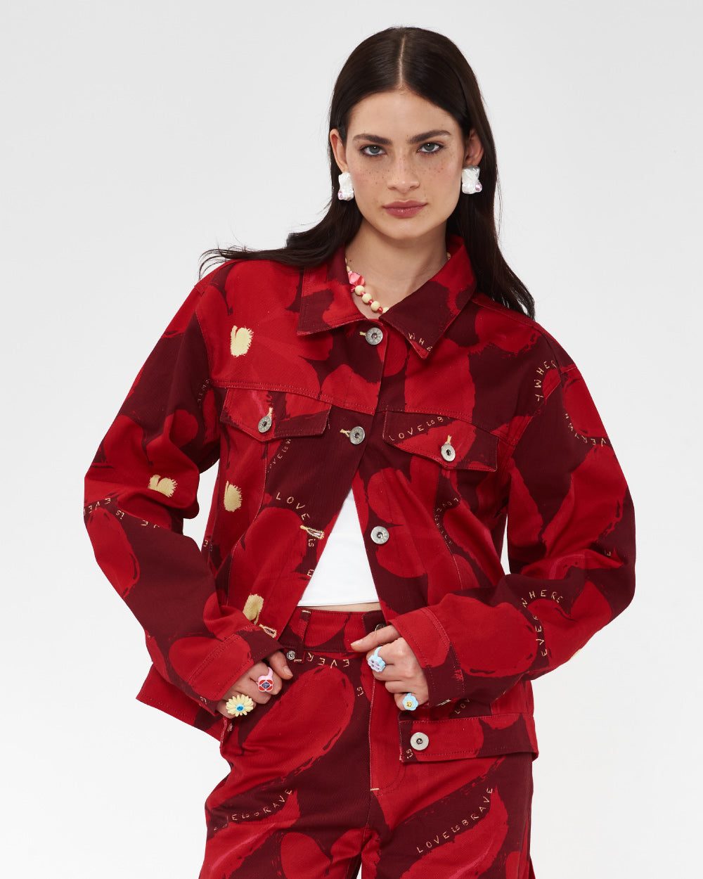 mujer-chaqueta-roja-flores-estampada