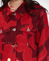 mujer-chaqueta-roja-flores