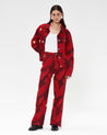 mujer-chaqueta-roja