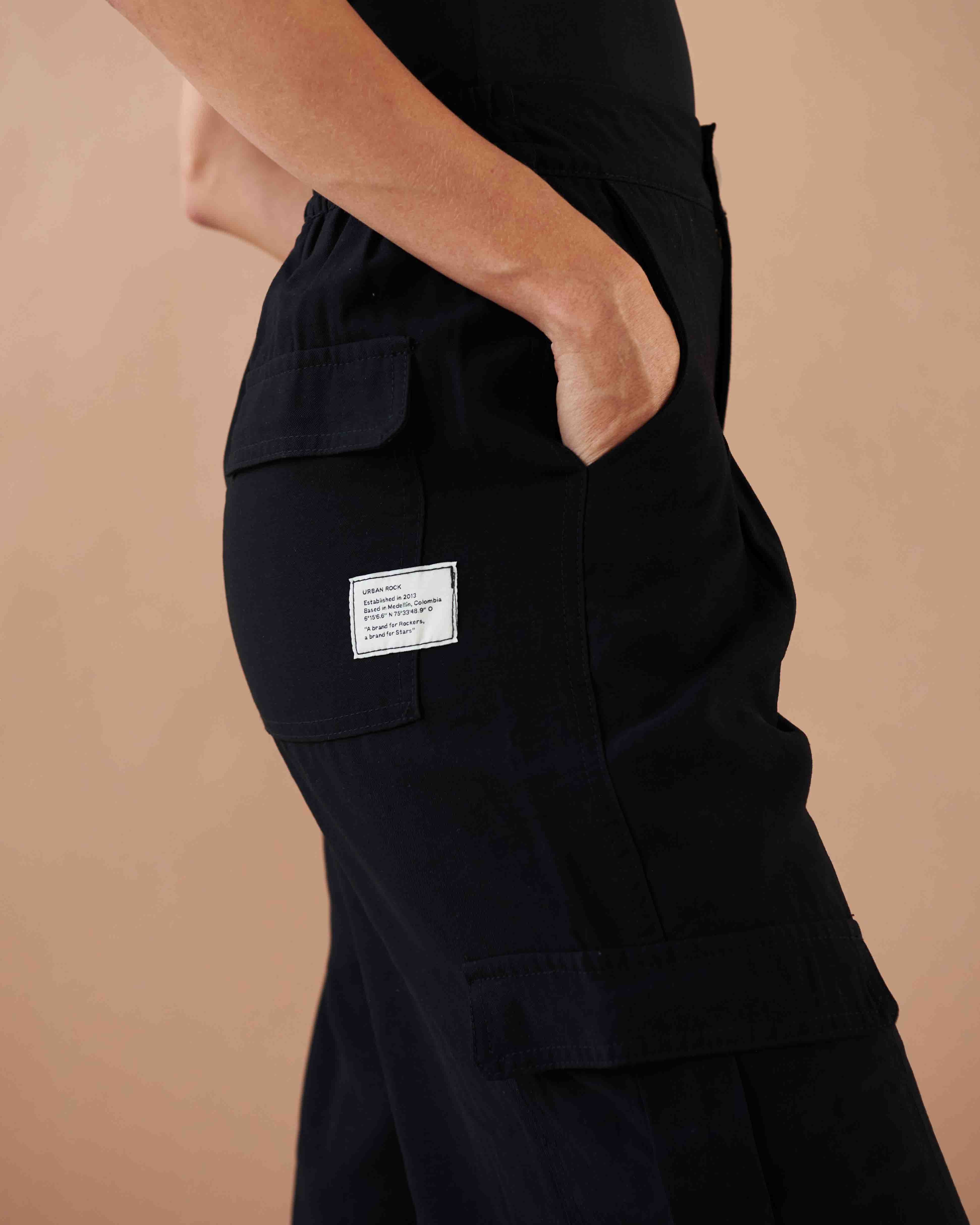 pantalon-alto-rayon-negro-bolsillos-laterales-black-wide-leg-pants-urban-rock

