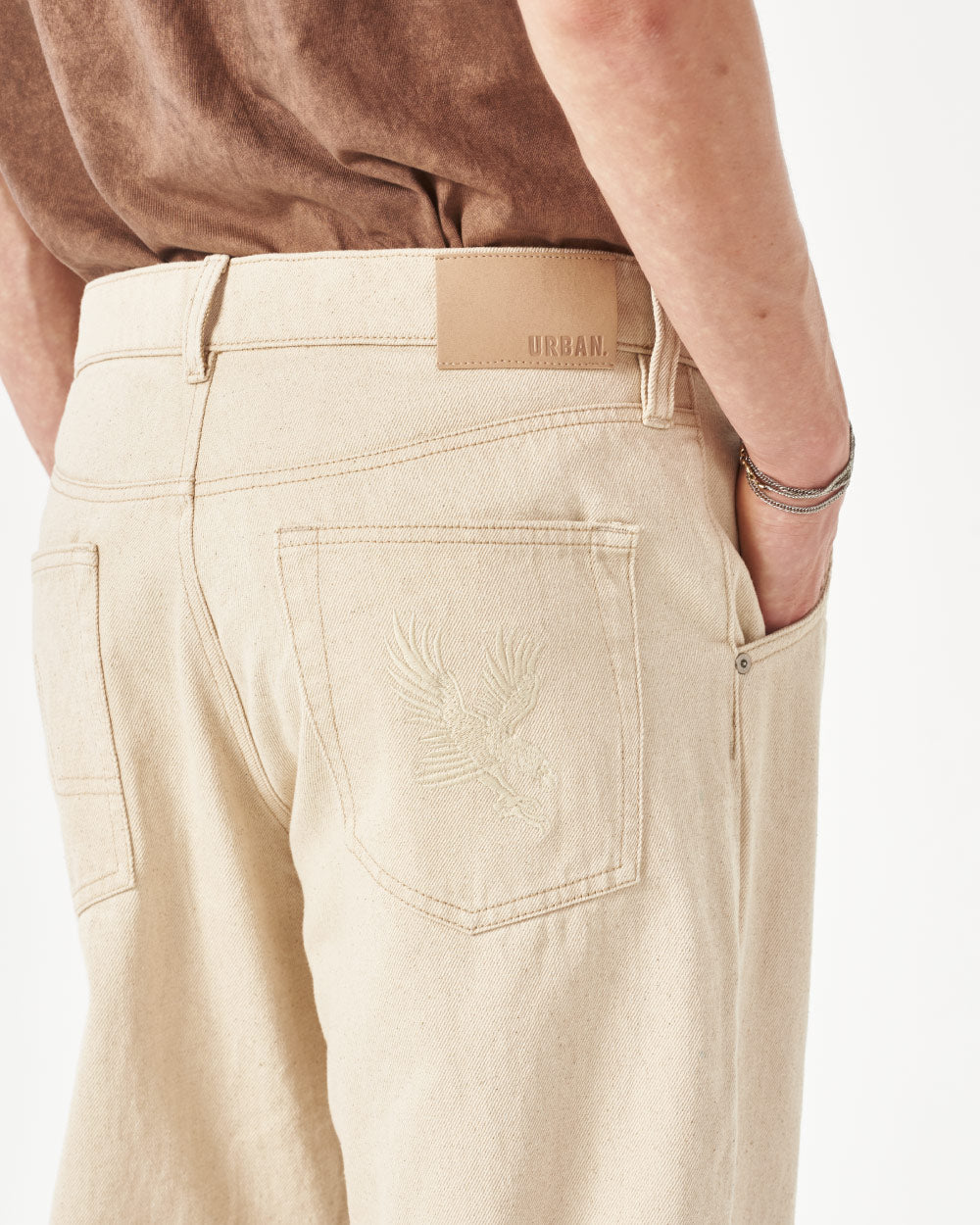 pantalon-crudo-hombre-bordado