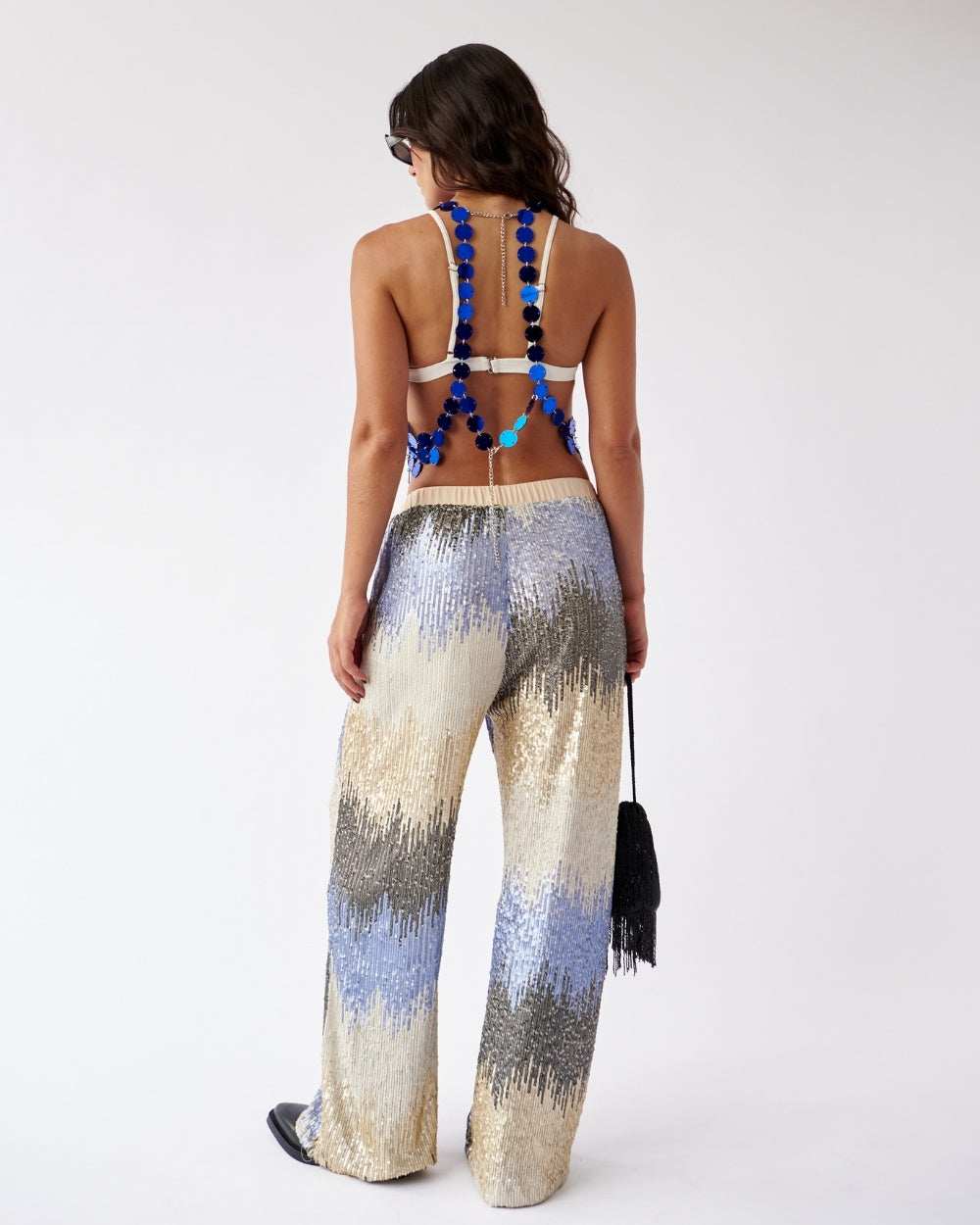 pantalon-lentejuelas-mujer-tiro-alto-rain-pants-urban-rock-modelo-parte-trasera