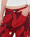 pantalones-rojos-distintivos-mujer