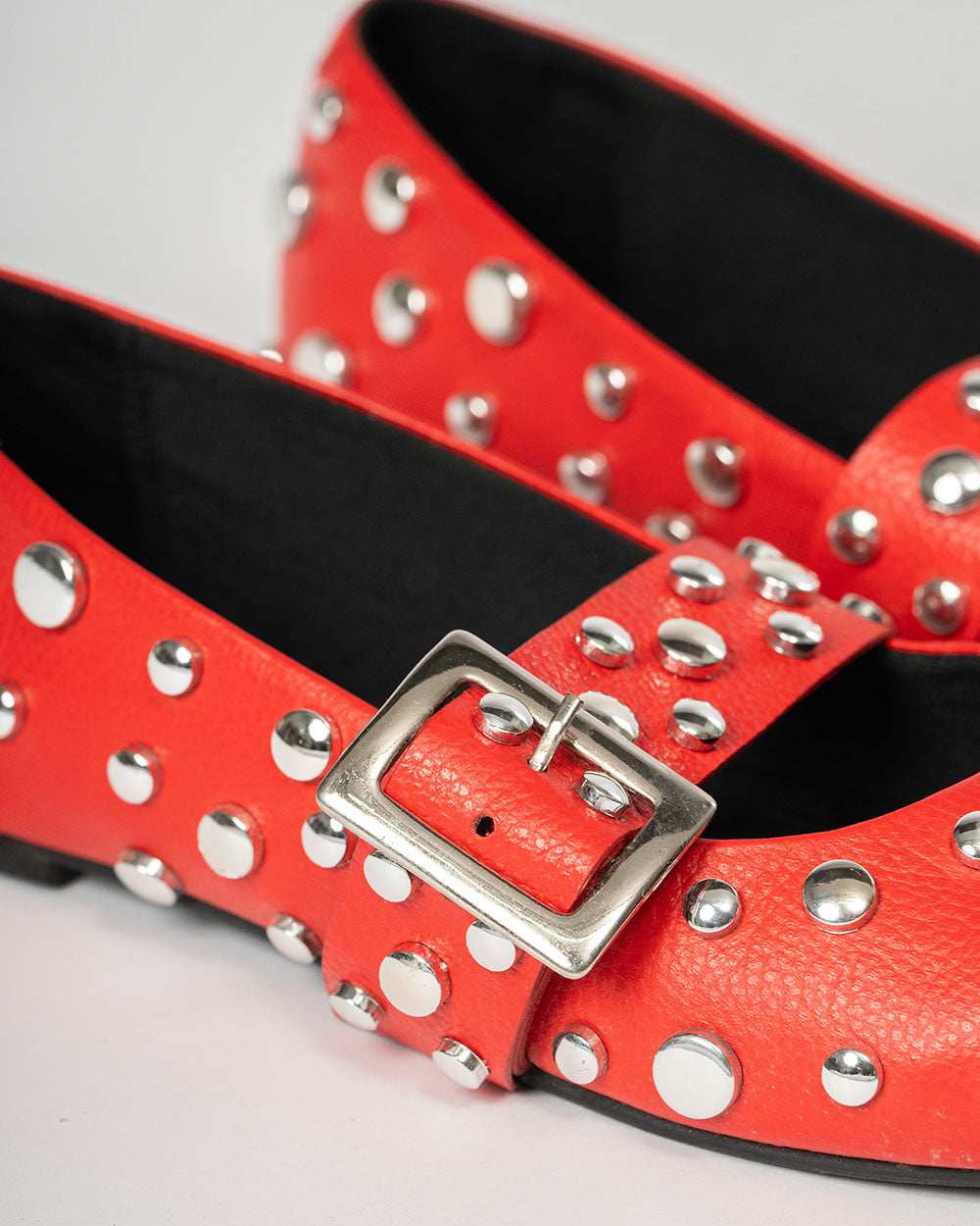 Pointer Flats rojo de cuero con detalles plateados para elevar tu estilo | Urban Rock