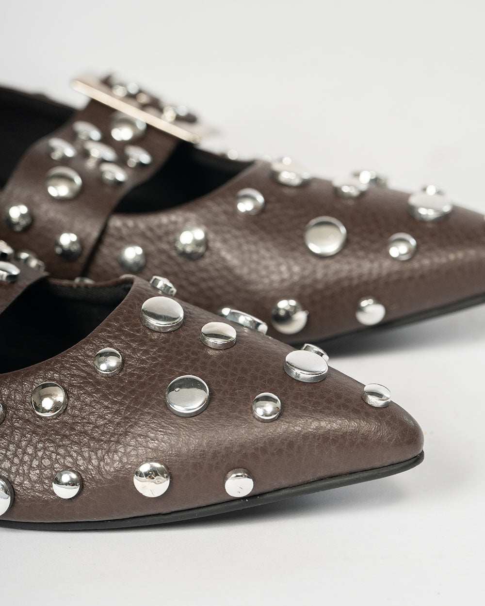 Pointer Shoes marrón y plateado para outfits trendy | Urban Rock