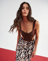 Body Purl café en look arriesgado y femenino - Urbanrock