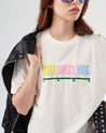 Camiseta Racer Tee blanca con estampado "Rever" en amarillo, rosa y azul - Urbanrock