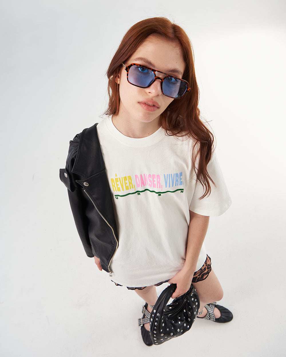 Primer plano del estampado "Vivre" en amarillo, rosa y azul - Urbanrock