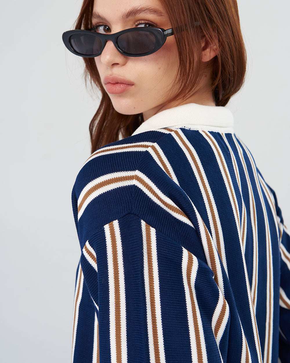 Vista lateral mostrando corte boxy fit del Polo Team - Urbanrock