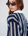 Vista lateral mostrando corte boxy fit del Polo Team - Urbanrock