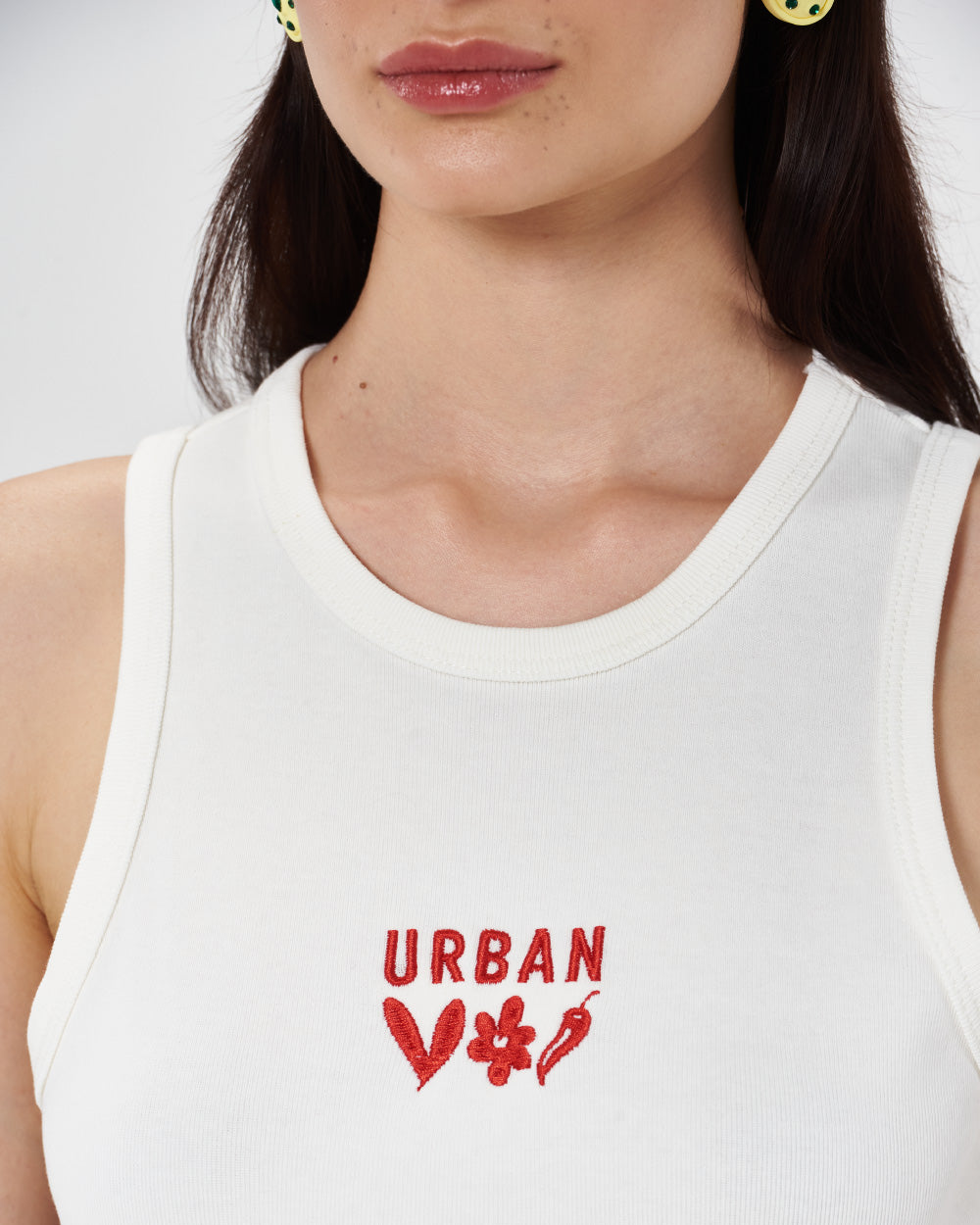 tejido-rojo-camiseta-basica-blanca-urban