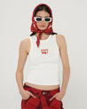 tejido-rojo-camiseta-basica-blanca