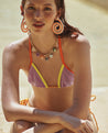 top-baño-amarillo-contraste-mujer-daylight-urban