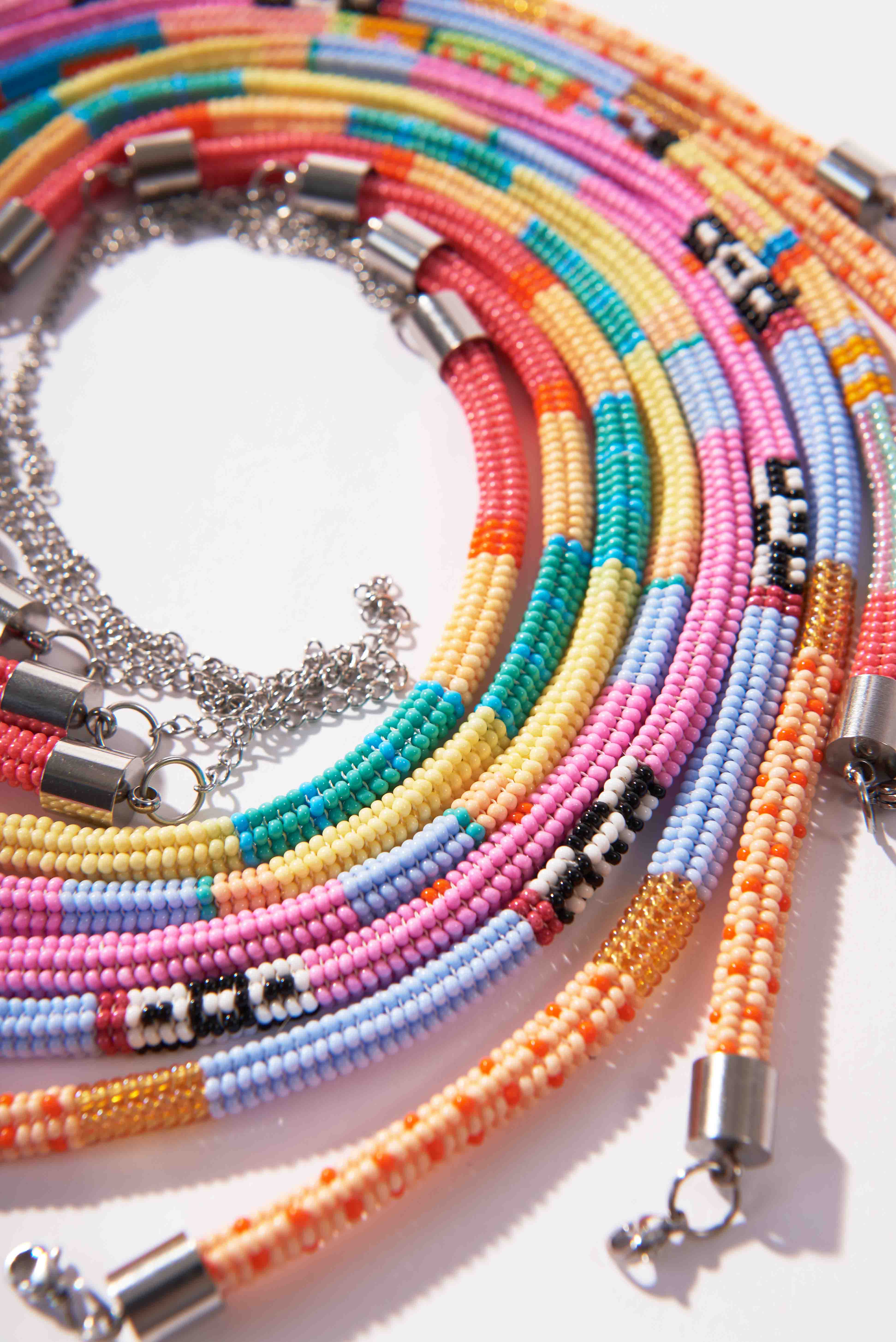 urbanrock-collar-mostacilla-checa

