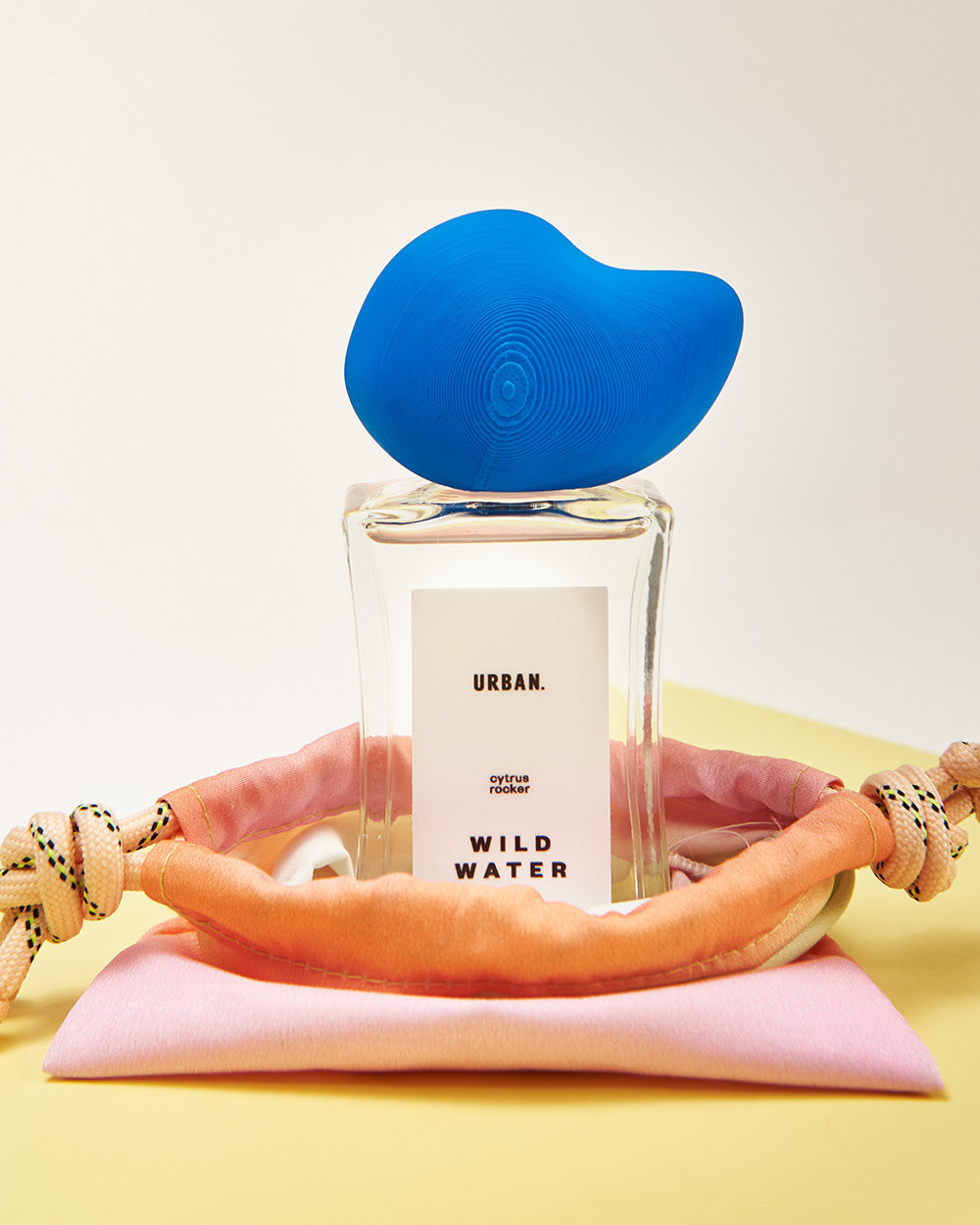 Detalle de tapa azul del perfume Wild Water - Urbanrock