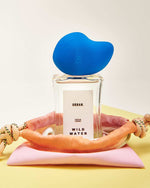 Detalle de tapa azul del perfume Wild Water - Urbanrock