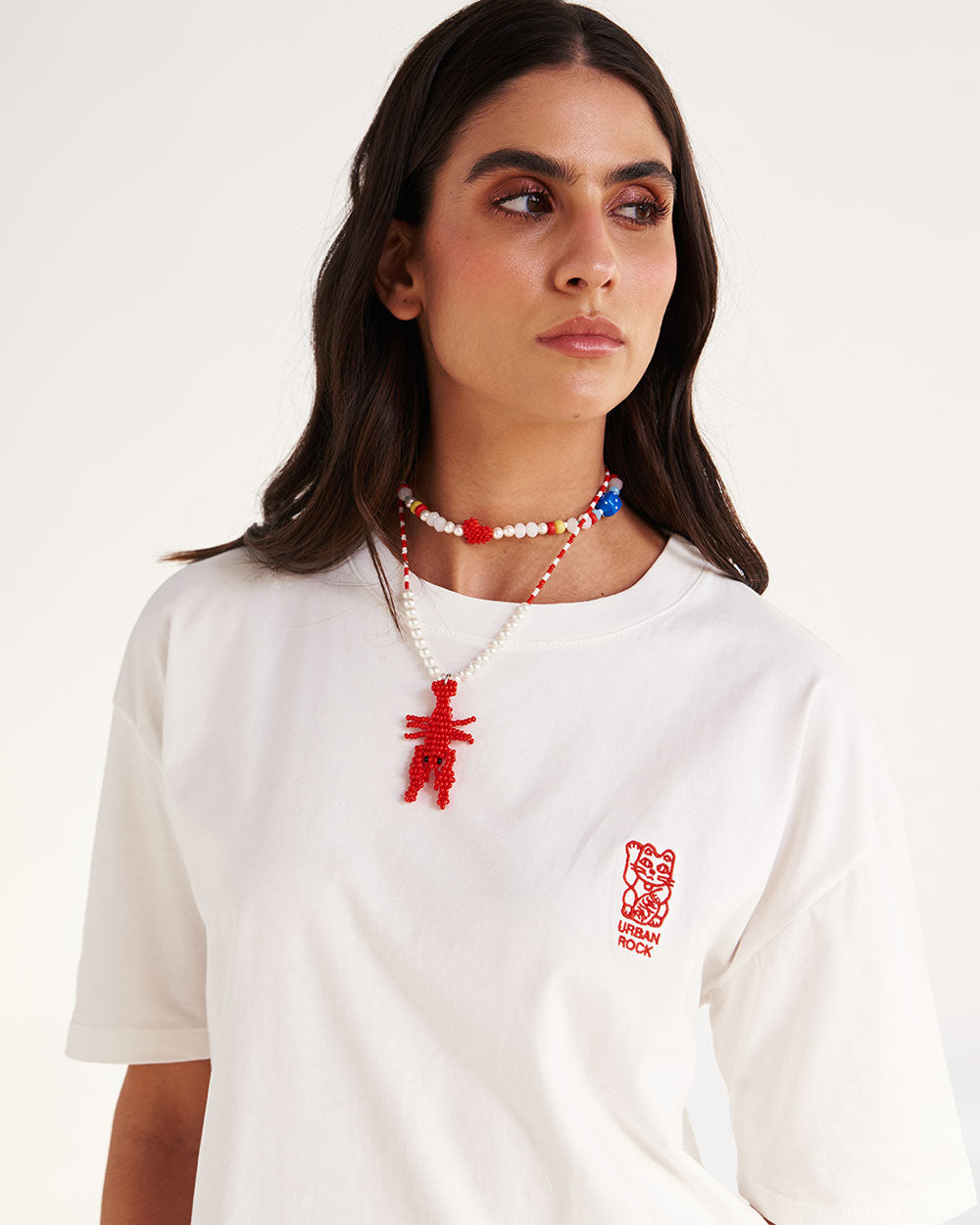Detalle de bordado en punto corazón de la camiseta Zen - Urbanrock