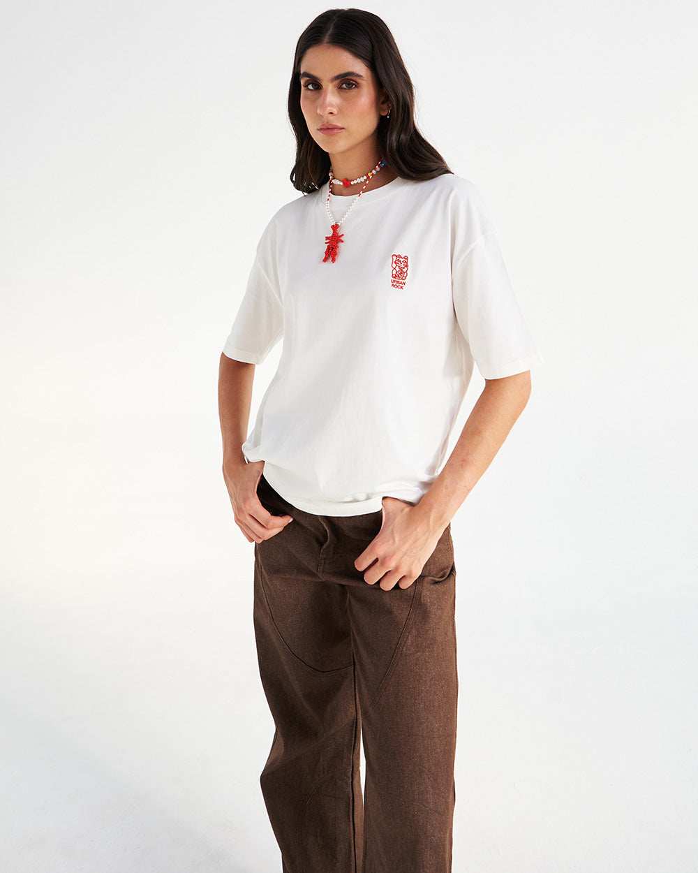 Camiseta Zen combinada con look minimalista - Urbanrock