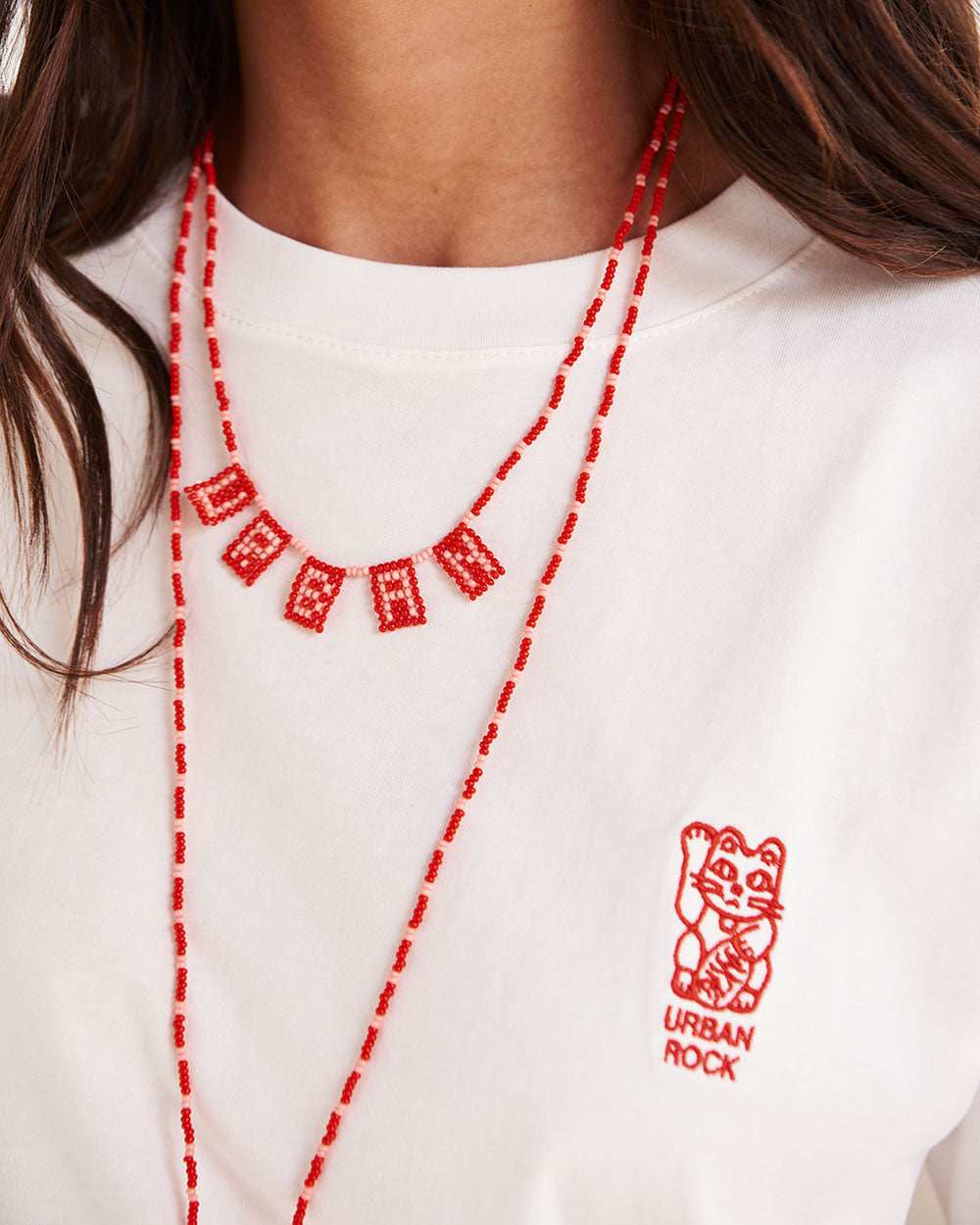 Detalle de bordado en punto corazón de la camiseta Zen - Urbanrock